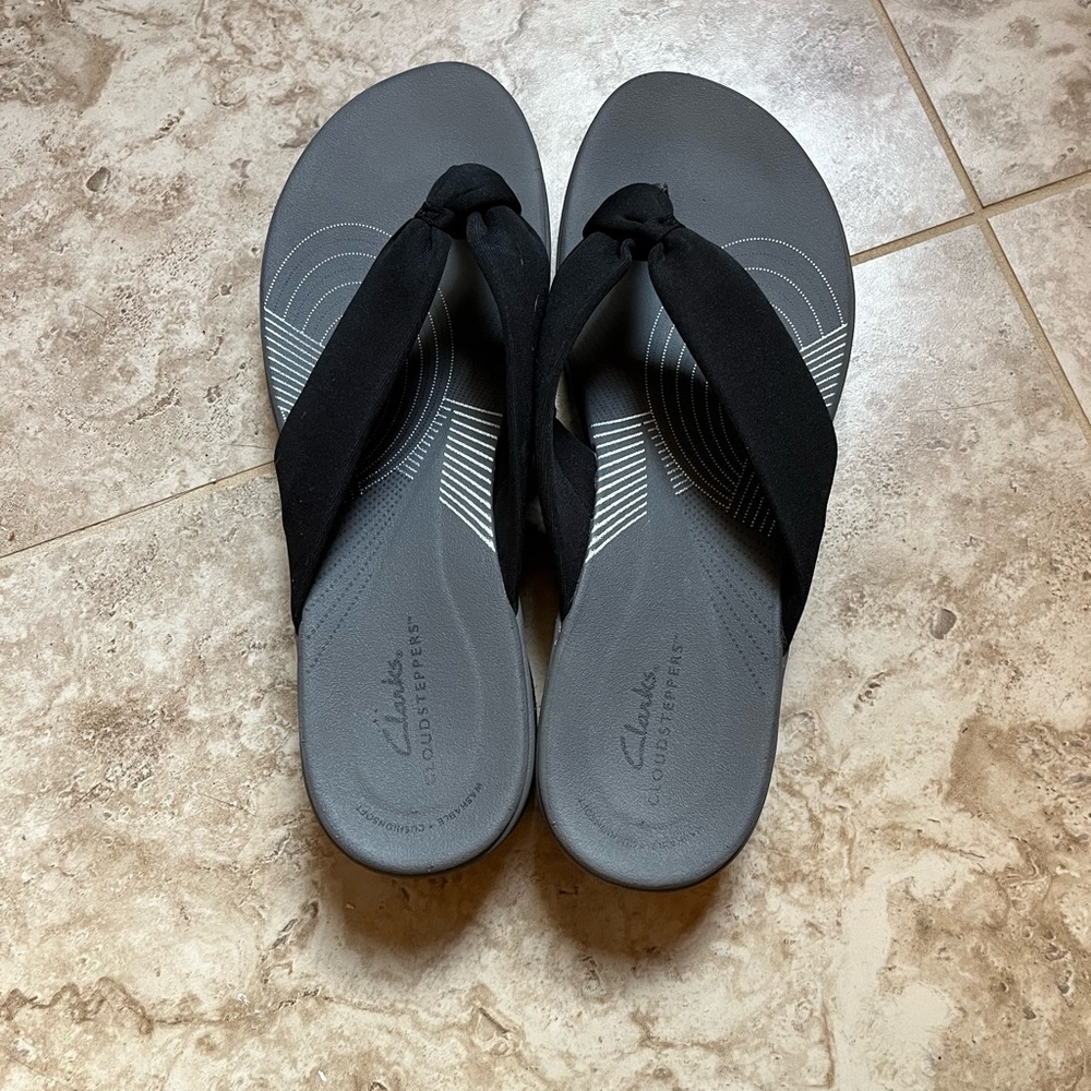 Near new condition Clarks sandles size 11